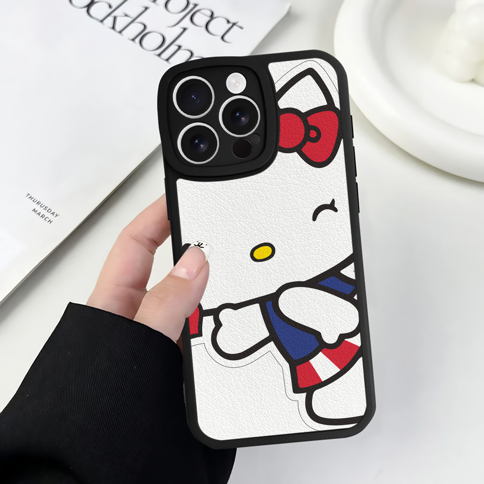 （画像用） Hello Kitty ハローキティ 【iPhone 16シリーズ対応】シリコンスマホケース（レザー調） 材質：シリコン
